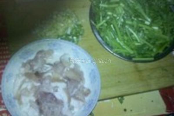 茼蒿炒肉的做法图解1