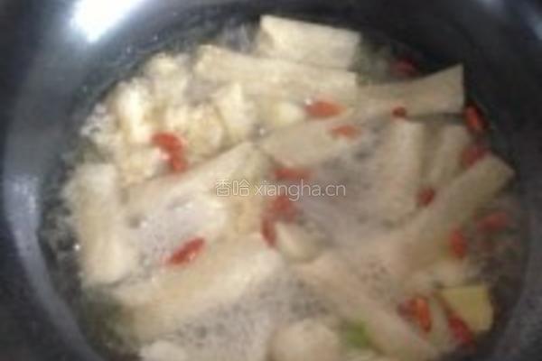 上汤竹荪西兰花的做法图解2