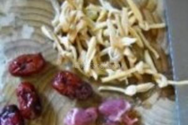 黄花菜炖鸽心的做法图解3