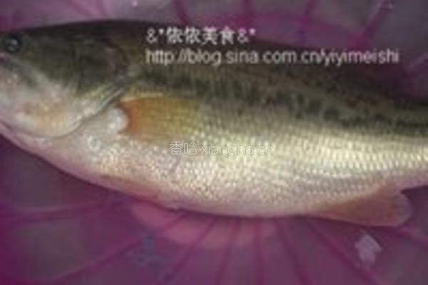 孔雀开屏蒸鲈鱼的做法图解1