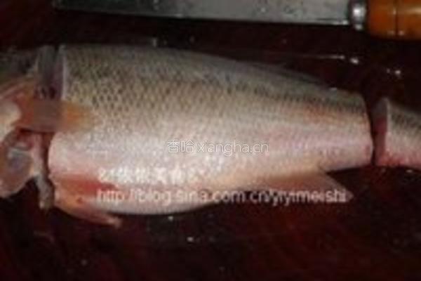孔雀开屏蒸鲈鱼的做法图解2
