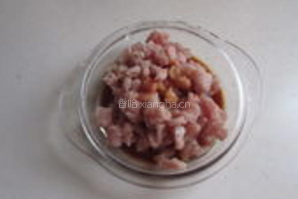 蒜苗皮蛋肉丁的做法图解1