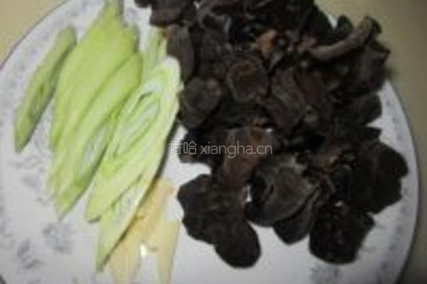 大葱炒白菜木耳的做法图解1