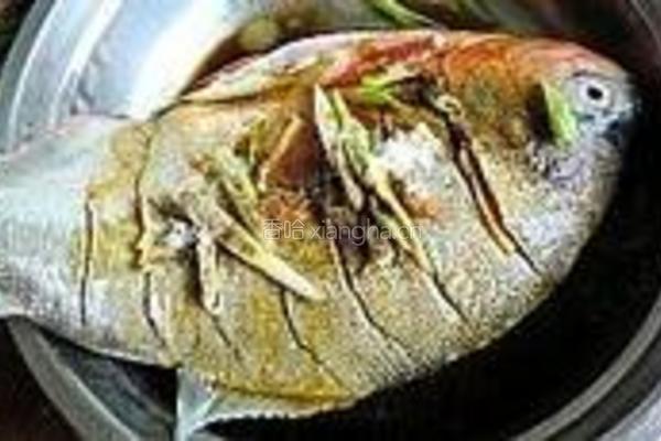 干蒸鲳鱼的做法图解2