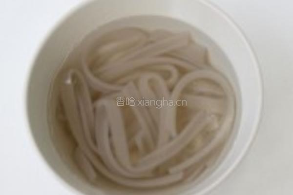酸菜排骨炖粉条的做法图解3