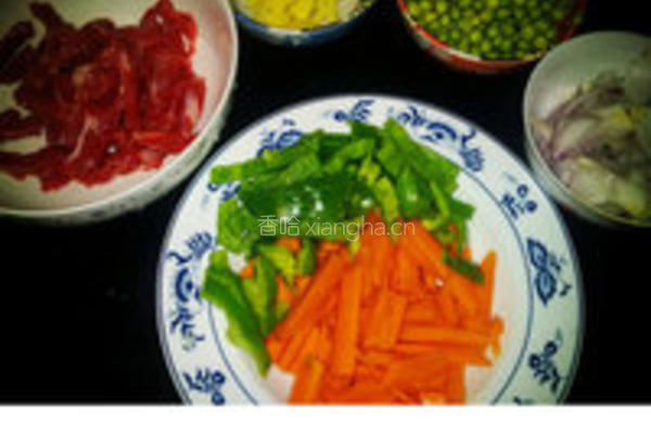 青豆青椒红萝卜炒牛肉丝的做法图解1