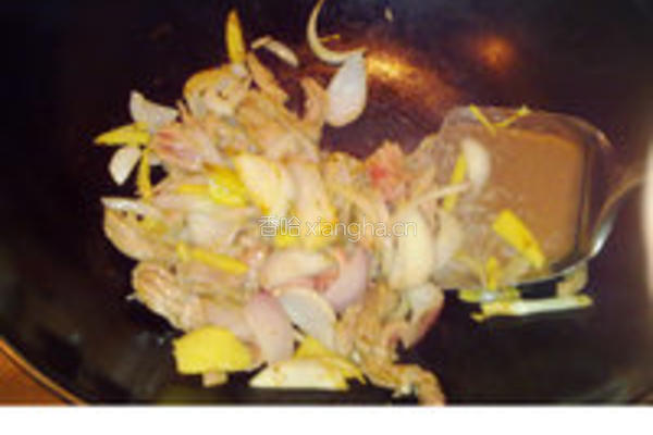 青豆青椒红萝卜炒牛肉丝的做法图解5