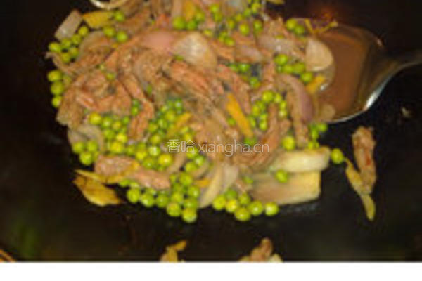 青豆青椒红萝卜炒牛肉丝的做法图解6