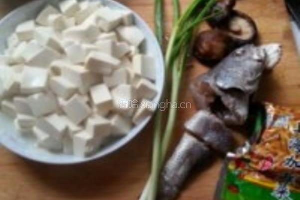 鱼头烧豆付的做法图解2