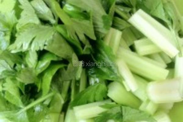 芹菜炒胡萝卜的做法图解1