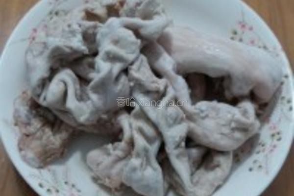 土豆烧肥肠的做法图解1