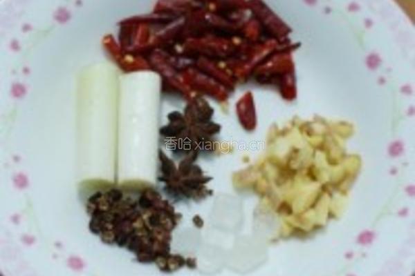 土豆烧肥肠的做法图解2