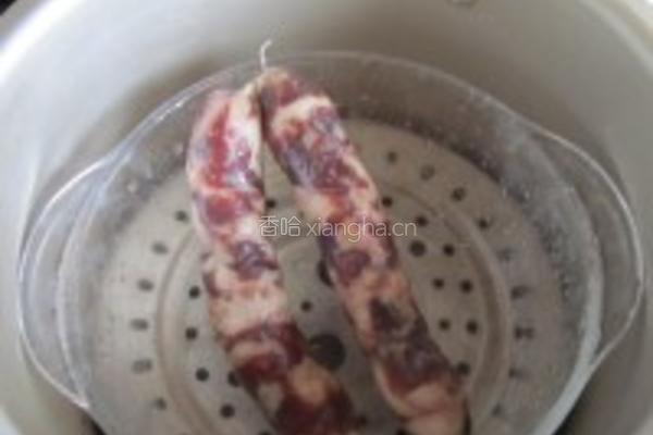 腊肠炒蒜苗的做法图解1