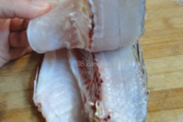 杏鲍菇爆鲈鱼的做法图解2
