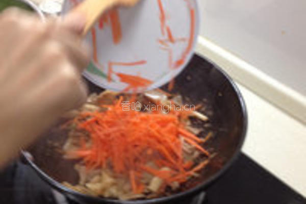 胡萝卜平菇炒香菜的做法图解4