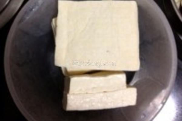 文蛤豆腐鱼丸汤的做法图解2