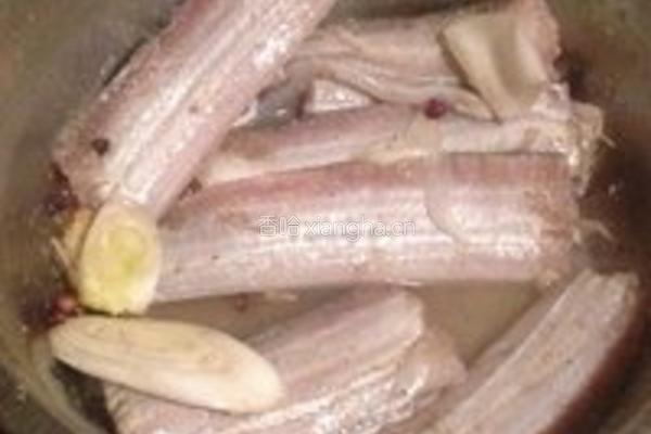 蒜香酥炸带鱼的做法图解1