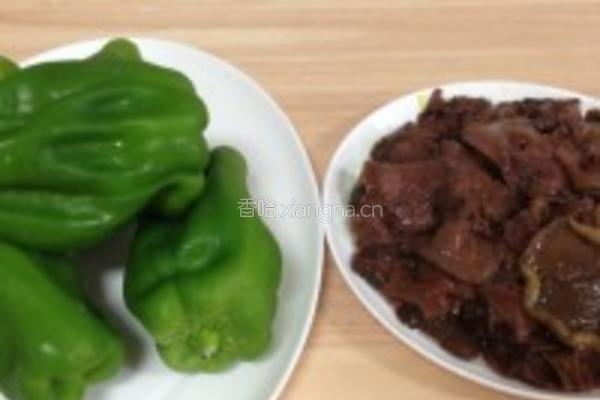 青椒松蘑的做法图解2
