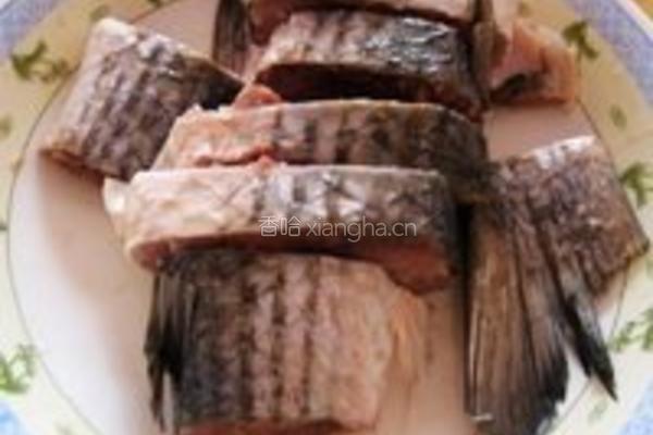 八宝豆豉炖梭鱼的做法图解1