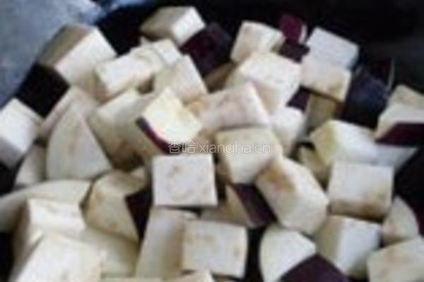 豆豉鲮鱼烧茄子的做法图解2
