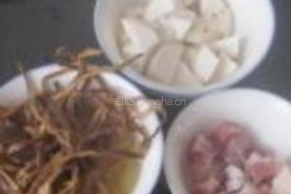 黄花菜干菜煲咸肉粥的做法图解2