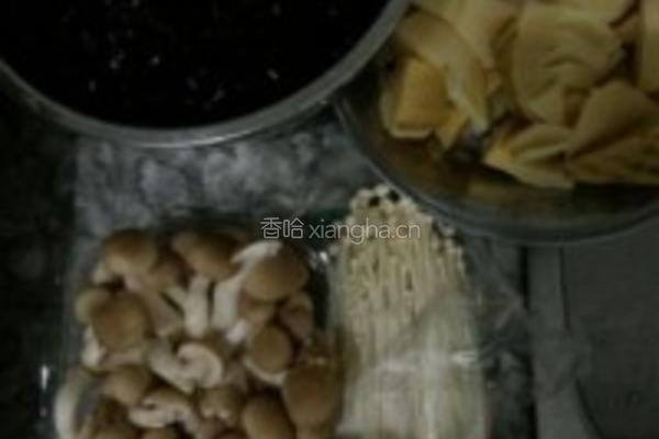 珍鲜菌鸡煲的做法图解1