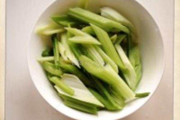 芹菜炒里脊的做法图解1