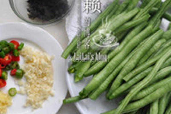 橄菜煸豆角的做法图解1