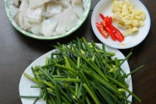 墨鱼炒韭菜花的做法图解1