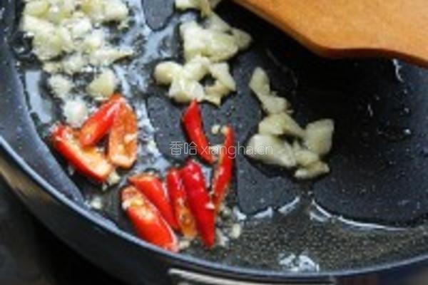 墨鱼炒韭菜花的做法图解2