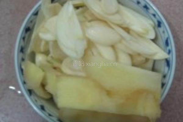 墨鱼仔韭菜花的做法图解2