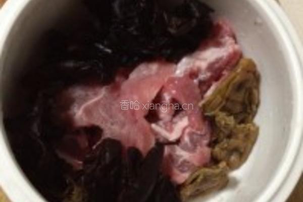 红萝卜木耳排骨汤的做法图解1
