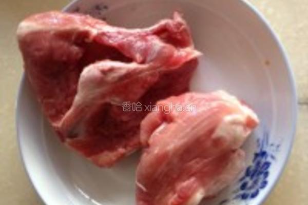 玉米胡萝卜山药猪骨汤的做法图解1