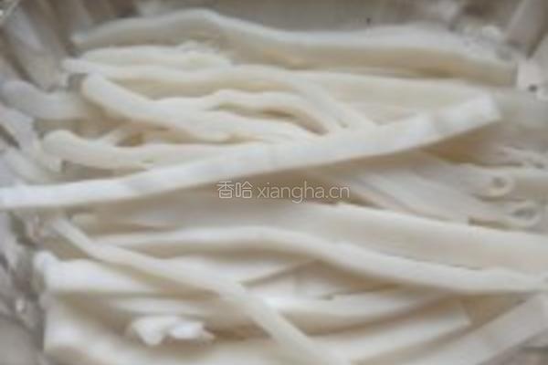 三文鱼骨焖手工粉的做法图解2