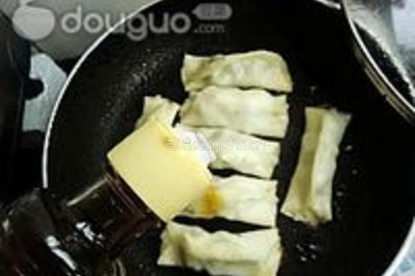 荠菜猪肉锅贴的做法图解14
