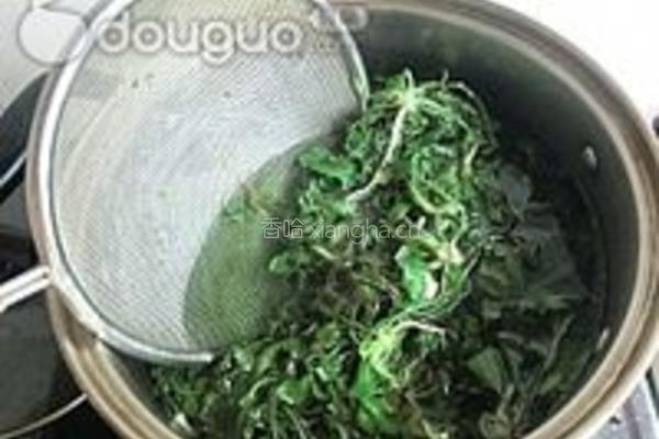 荠菜猪肉锅贴的做法图解2