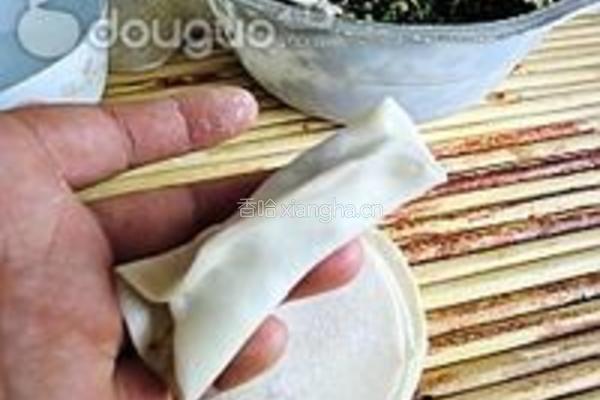 荠菜猪肉锅贴的做法图解9