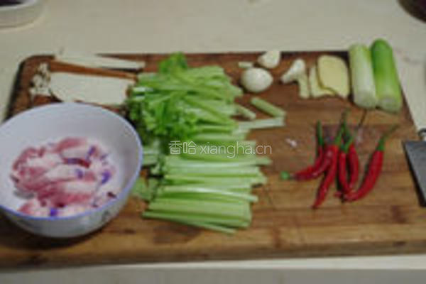 小炒芹菜香干的做法图解1