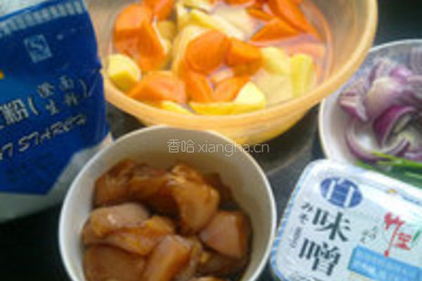 土豆红萝卜炖肉的做法图解1