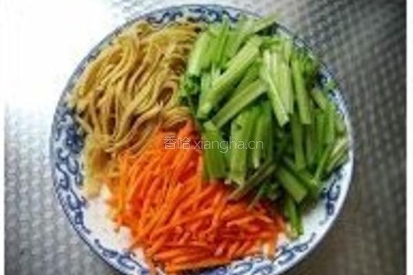 凉拌芹菜三丝的做法图解1