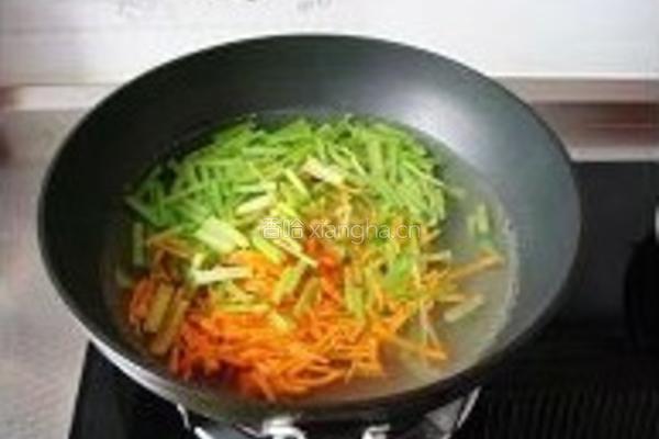 凉拌芹菜三丝的做法图解2