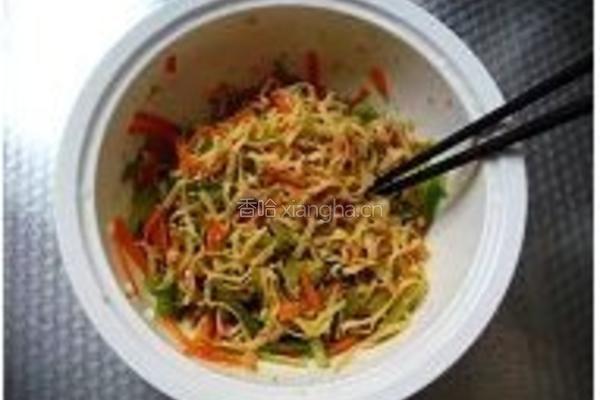 凉拌芹菜三丝的做法图解3