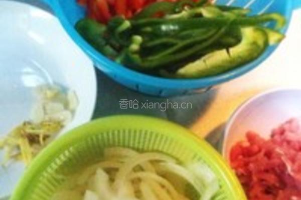 黑胡椒牛肉烩双椒的做法图解1