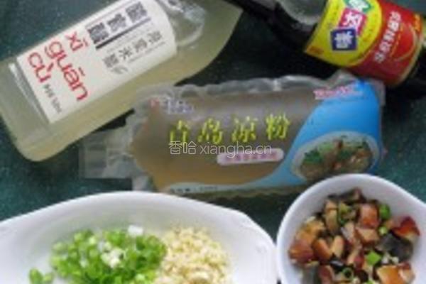 松花蛋拌凉粉的做法图解1