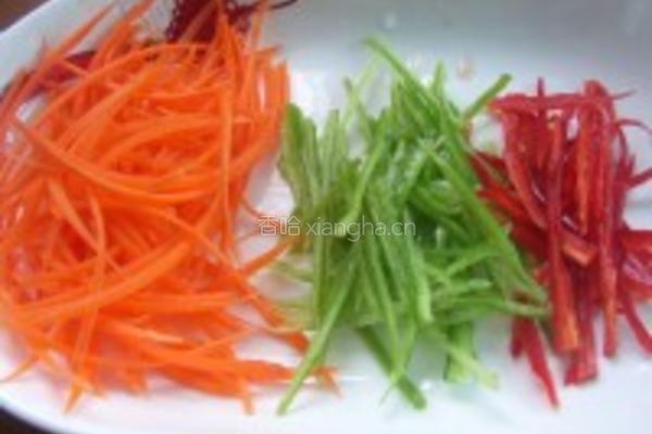 豆腐皮拌三丝的做法图解3