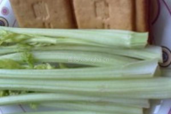 素炒香干芹菜的做法图解1