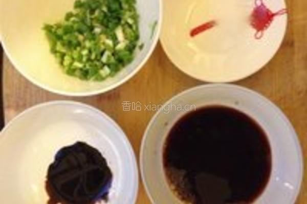 青椒榨菜炒干子的做法图解2
