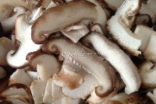 蘑菇粉丝汤的做法图解1