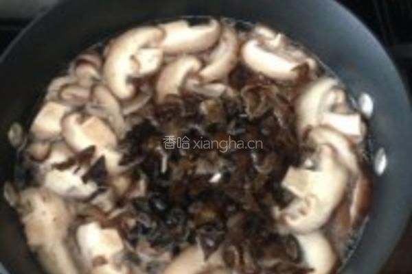 蘑菇粉丝汤的做法图解3