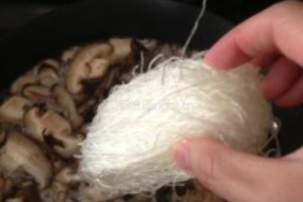 蘑菇粉丝汤的做法图解4